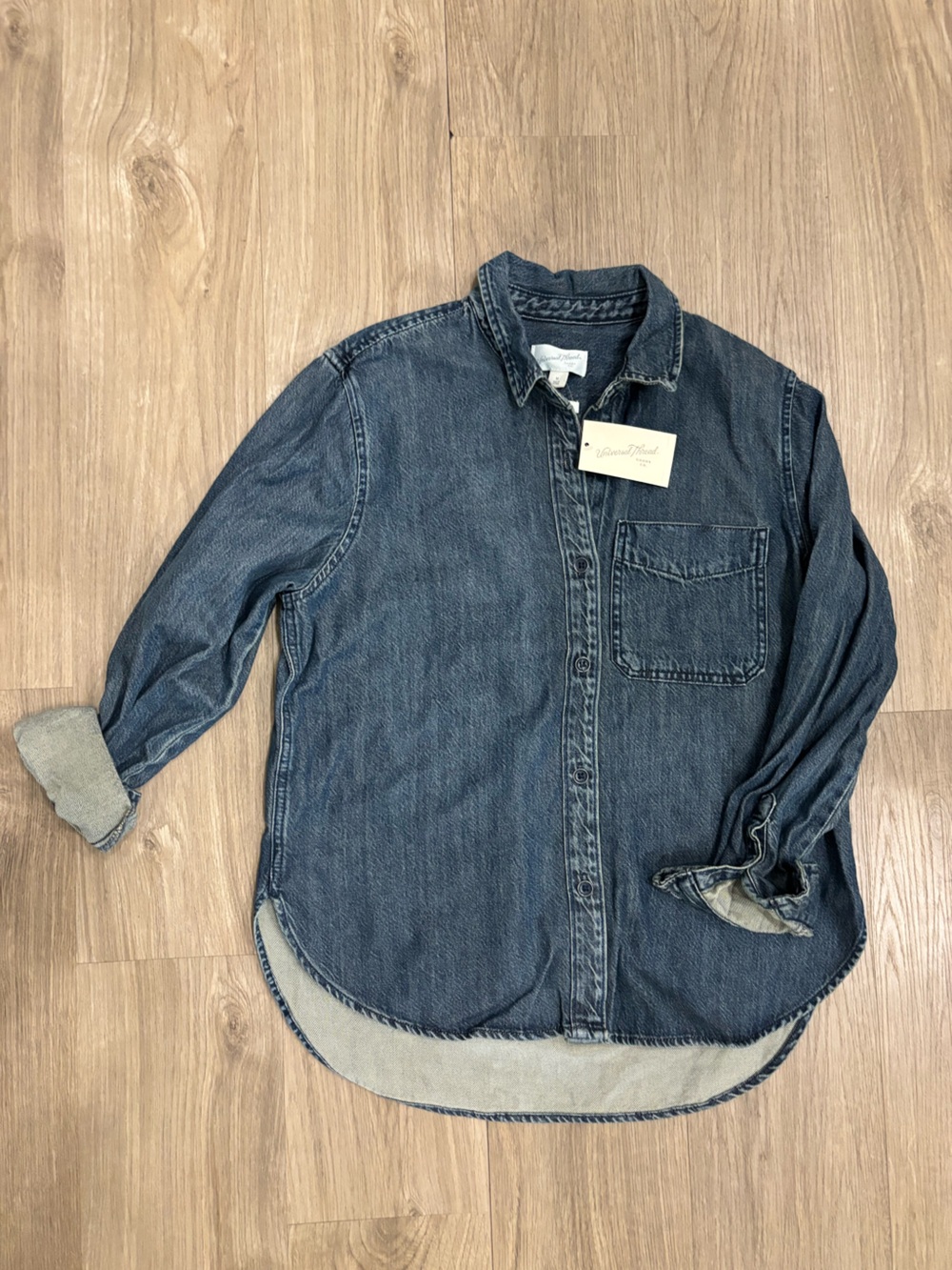 Universal Thread Denim Button-Up Shirt in Washed Blue Size M